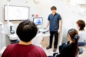 売上アップの秘訣を学ぶ写真
